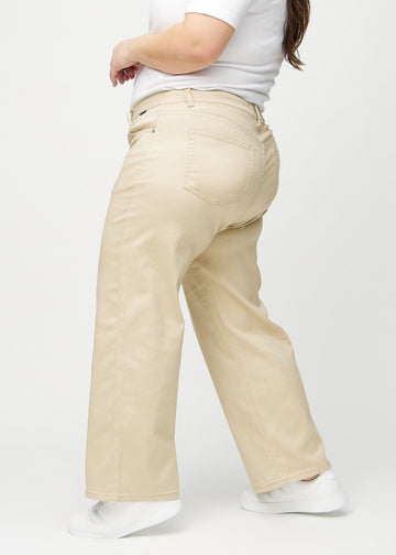 Loose jeans för kvinnor i beige, färgen Gazelles. Från sidan på en plus size-modell, med synlig lös passform.