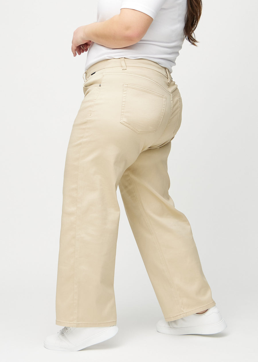 Loose jeans för kvinnor i beige, färgen Gazelles. Från sidan på en plus size-modell, med synlig lös passform.