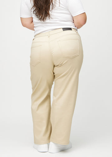 Loose jeans för kvinnor i beige, färgen Gazelles. Bakifrån på en plus size-modell, så att hela den lösa passformen syns.