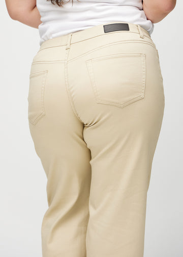 Loose jeans för kvinnor i beige, färgen Gazelles. Närbild bakifrån på en plus size-modell, som visar passform och detaljer.