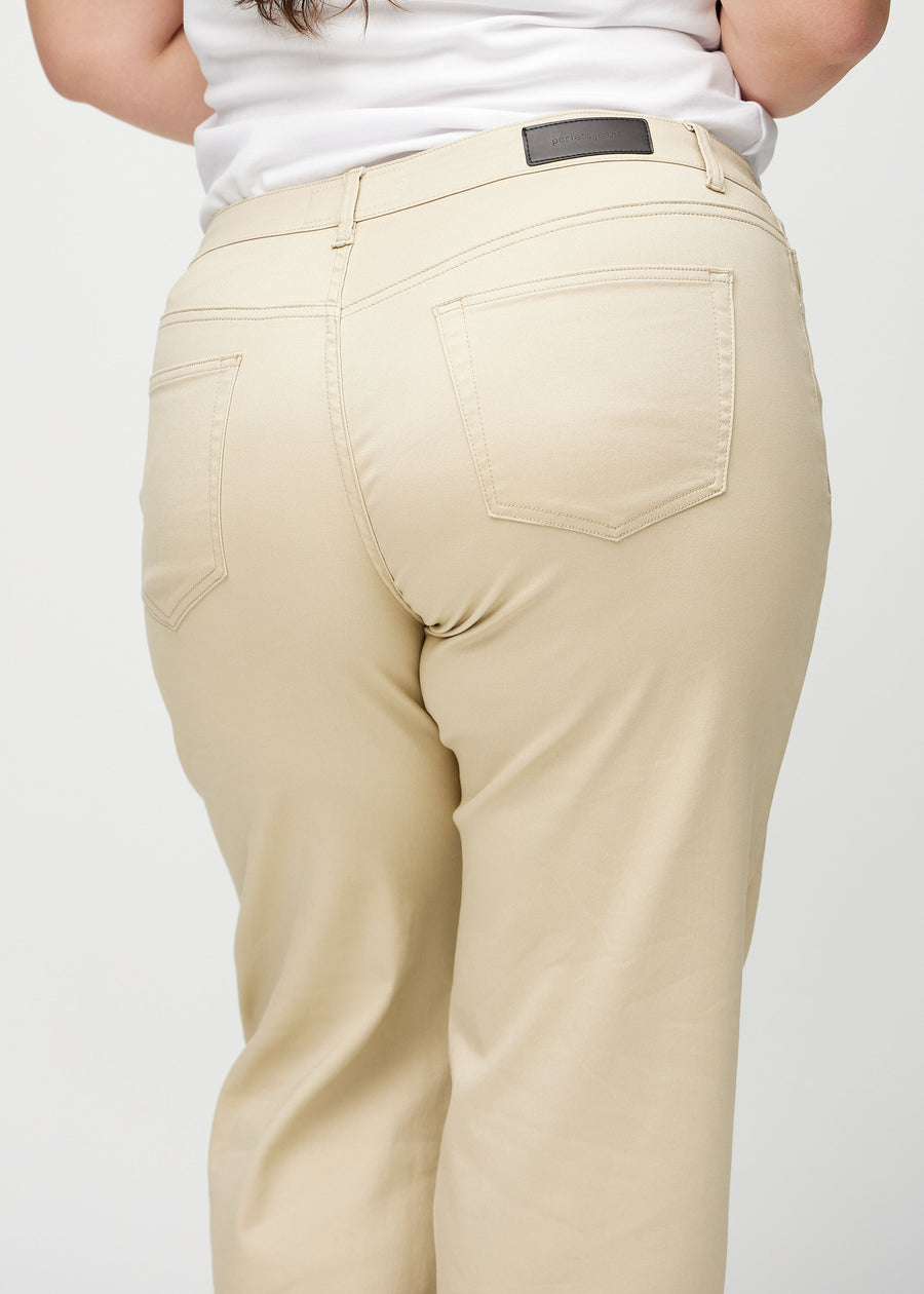Loose jeans för kvinnor i beige, färgen Gazelles. Närbild bakifrån på en plus size-modell, som visar passform och detaljer.