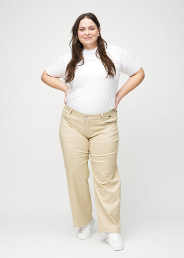 Loose jeans för kvinnor i beige, färgen Gazelles. Helbild av en plus size-modell som bär löst sittande jeans.