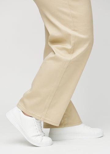 Loose jeans för kvinnor i beige, färgen Gazelles. Närbild vid anklarna på en plus size-modell, som visar de vida bensluten.