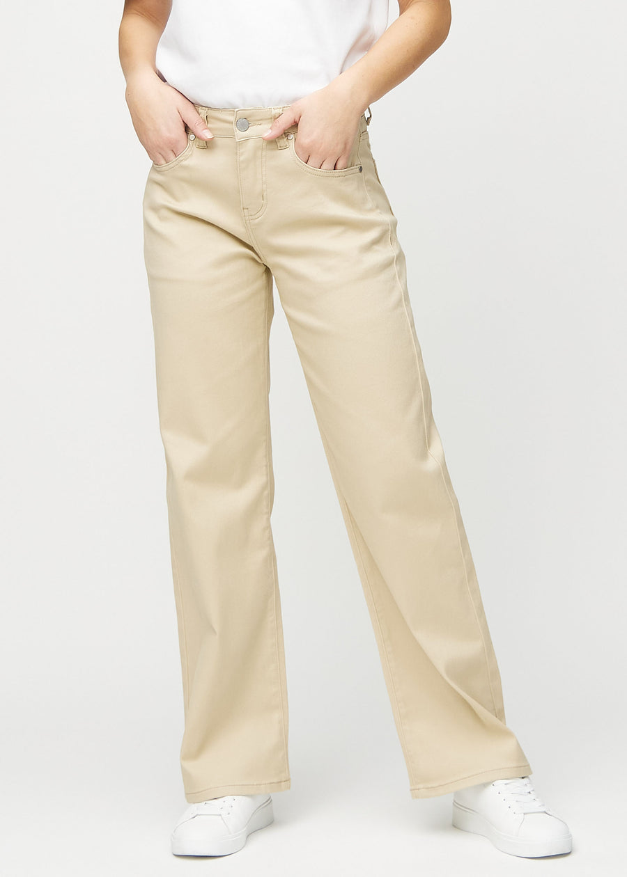 Loose jeans för kvinnor i beige, färgen Gazelles. Framifrån på en modell, med rymlig passform och vida ben.