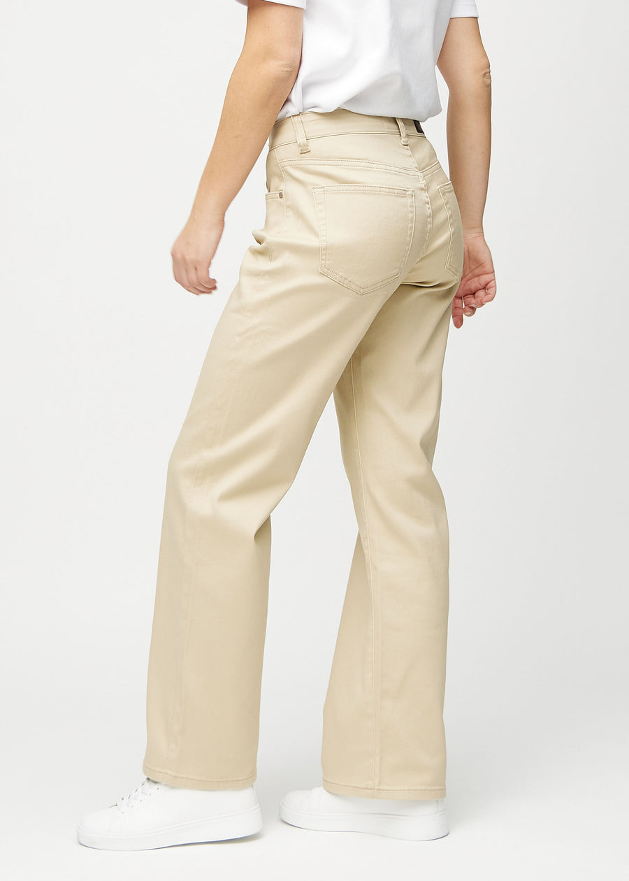 Loose jeans för kvinnor i beige, färgen Gazelles. Från sidan på en modell, med synlig lös passform.