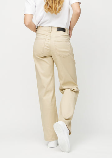 Loose jeans för kvinnor i beige, färgen Gazelles. Bakifrån på en modell, så att hela den lösa passformen syns.