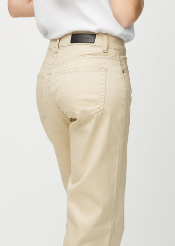 Loose jeans för kvinnor i beige, färgen Gazelles. Närbild bakifrån på en modell, som visar passform och detaljer.