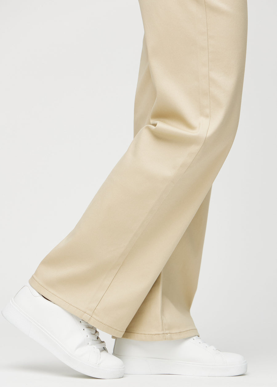 Loose jeans för kvinnor i beige, färgen Gazelles. Närbild vid anklarna på en modell, som visar de vida bensluten.
