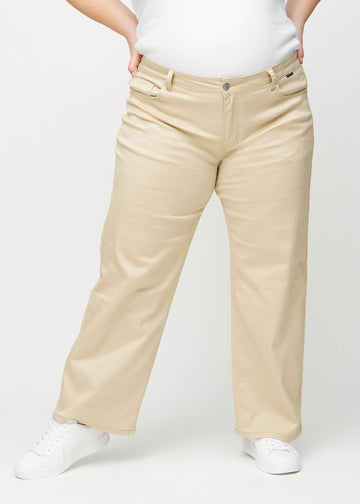 Loose jeans för kvinnor i beige, färgen Gazelles. Framifrån på en plus size-modell, med rymlig passform och vida ben.