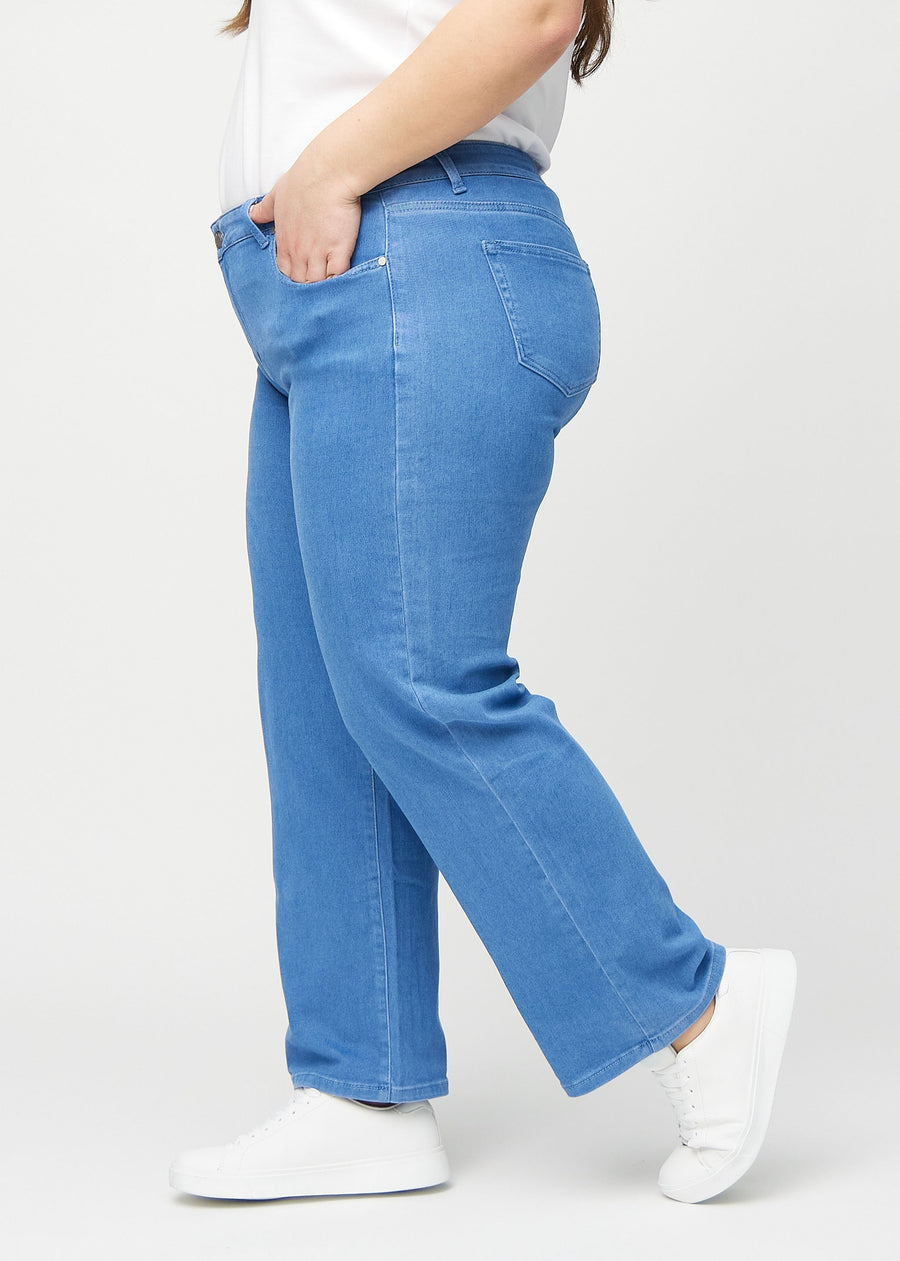 Loose jeans för kvinnor i blå, färgen Geraniums. Från sidan på en plus size-modell, med synlig lös passform.