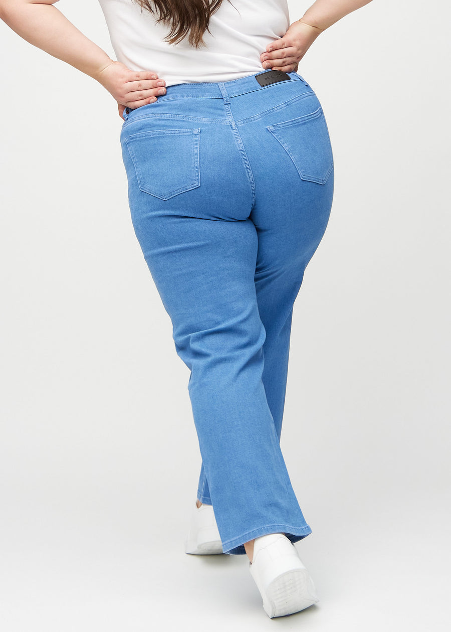 Loose jeans för kvinnor i blå, färgen Geraniums. Bakifrån på en plus size-modell, så att hela den lösa passformen syns.