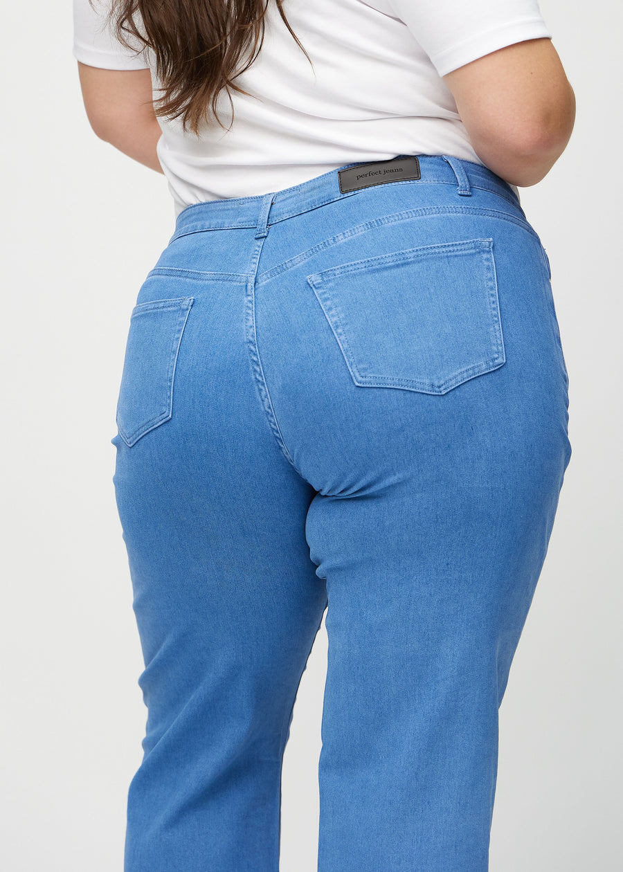 Loose jeans för kvinnor i blå, färgen Geraniums. Närbild bakifrån på en plus size-modell, som visar passform och detaljer.