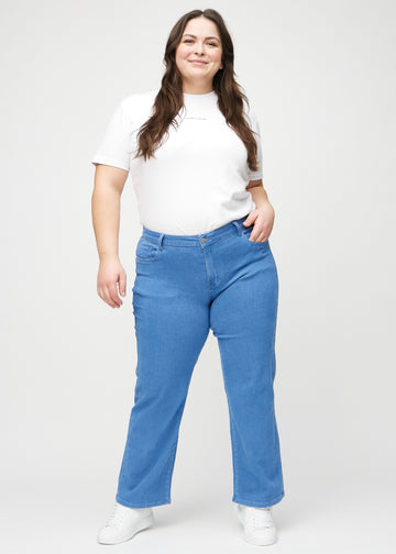 Loose jeans för kvinnor i blå, färgen Geraniums. Helbild av en plus size-modell som bär löst sittande jeans.