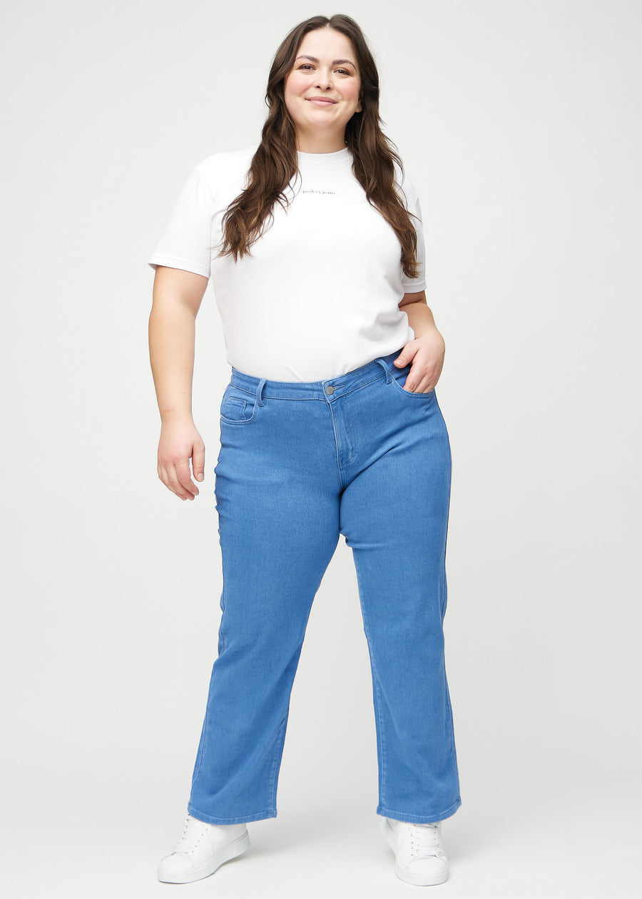 Loose jeans för kvinnor i blå, färgen Geraniums. Helbild av en plus size-modell som bär löst sittande jeans.