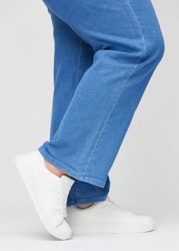 Loose jeans för kvinnor i blå, färgen Geraniums. Närbild vid anklarna på en plus size-modell, som visar de vida bensluten.