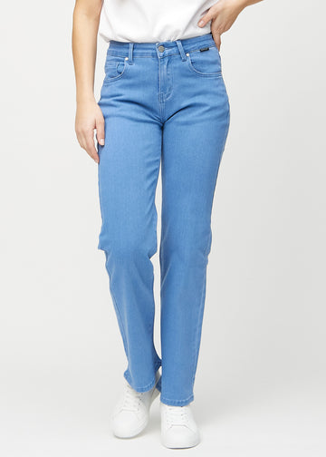 Loose jeans för kvinnor i blå, färgen Geraniums. Framifrån på en modell, med rymlig passform och vida ben.
