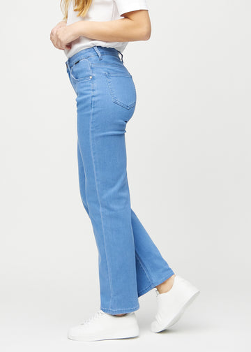 Loose jeans för kvinnor i blå, färgen Geraniums. Från sidan på en modell, med synlig lös passform.