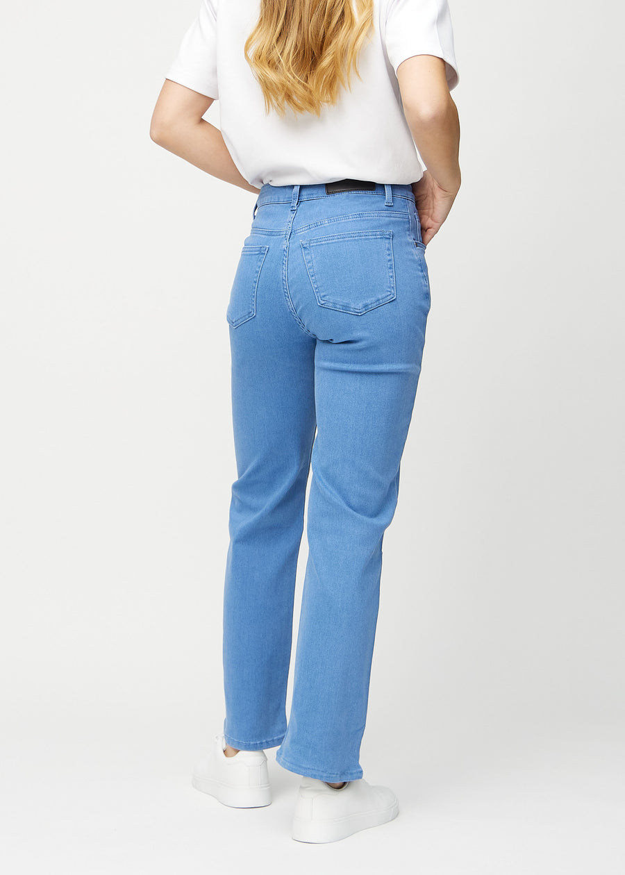 Loose jeans för kvinnor i blå, färgen Geraniums. Bakifrån på en modell, så att hela den lösa passformen syns.