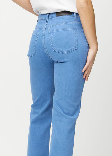 Loose jeans för kvinnor i blå, färgen Geraniums. Närbild bakifrån på en modell, som visar passform och detaljer.