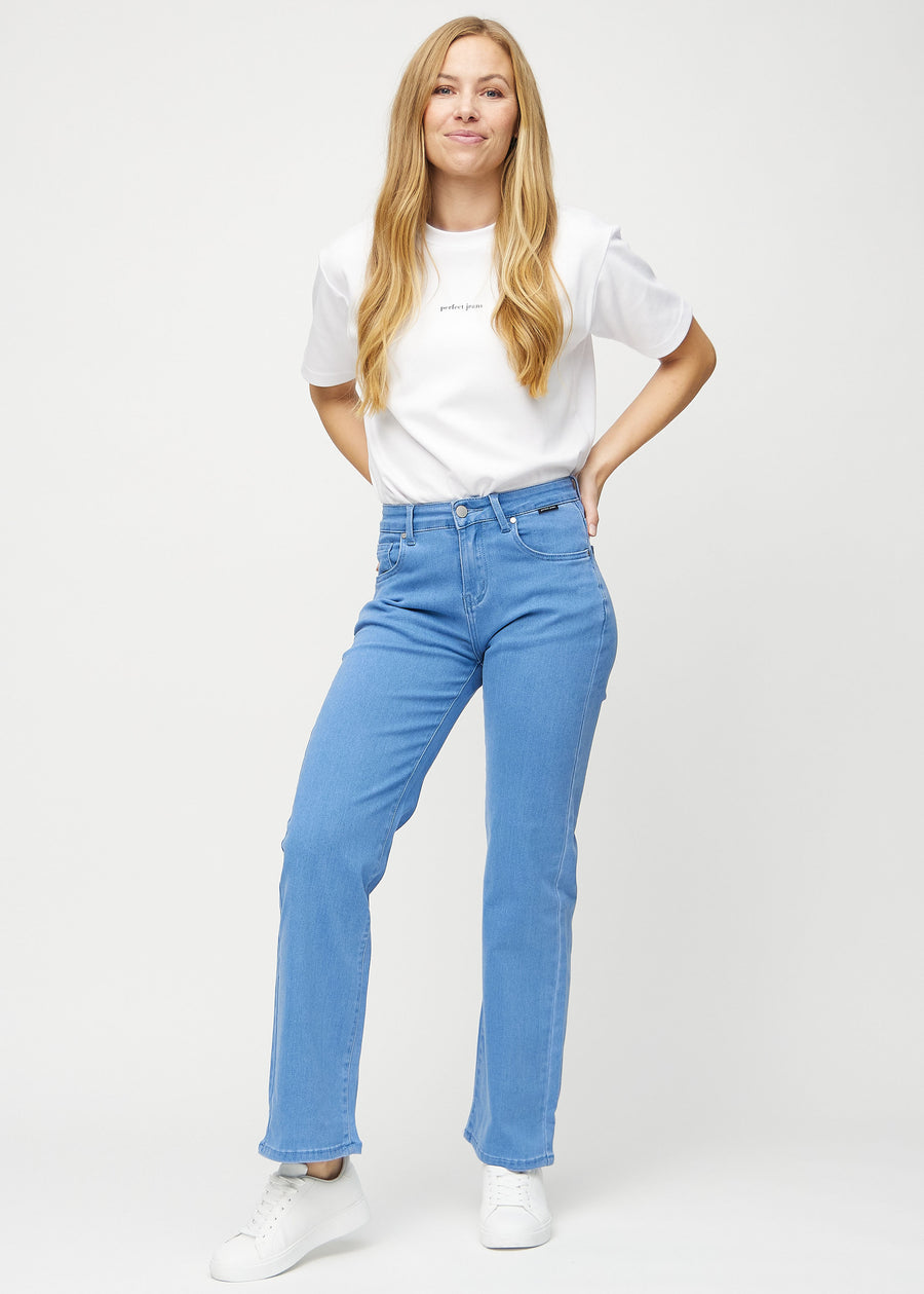Loose jeans för kvinnor i blå, färgen Geraniums. Helbild av en modell som bär löst sittande jeans.