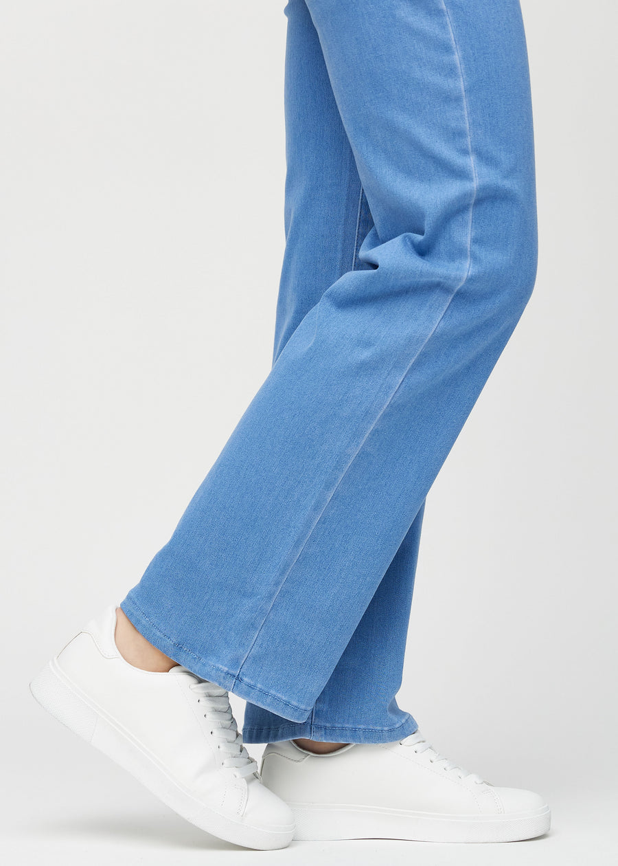 Loose jeans för kvinnor i blå, färgen Geraniums. Närbild vid anklarna på en modell, som visar de vida bensluten.