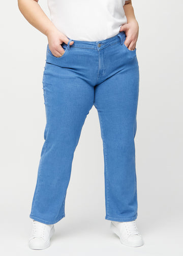 Loose jeans för kvinnor i blå, färgen Geraniums. Framifrån på en plus size-modell, med rymlig passform och vida ben.