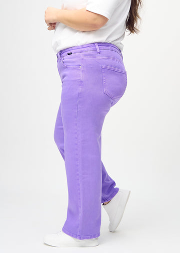Loose jeans för kvinnor i lila, färgen Lavenders. Från sidan på en plus size-modell, med synlig lös passform.