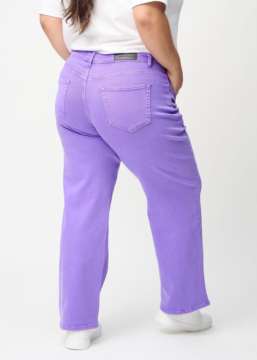 Loose jeans för kvinnor i lila, färgen Lavenders. Bakifrån på en plus size-modell, så att hela den lösa passformen syns.
