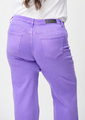 Loose jeans för kvinnor i lila, färgen Lavenders. Närbild bakifrån på en plus size-modell, som visar passform och detaljer.