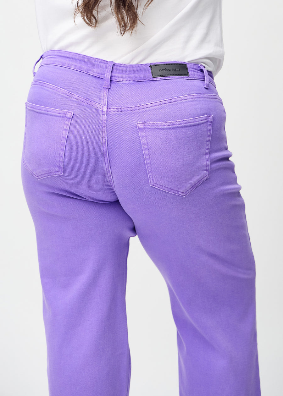 Loose jeans för kvinnor i lila, färgen Lavenders. Närbild bakifrån på en plus size-modell, som visar passform och detaljer.