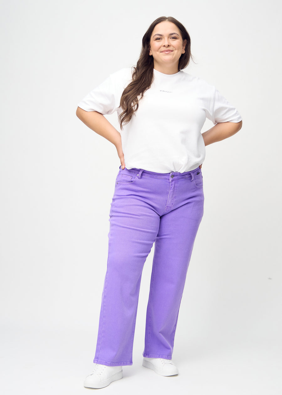 Loose jeans för kvinnor i lila, färgen Lavenders. Helbild av en plus size-modell som bär löst sittande jeans.