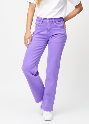 Loose jeans för kvinnor i lila, färgen Lavenders. Framifrån på en modell, med rymlig passform och vida ben.