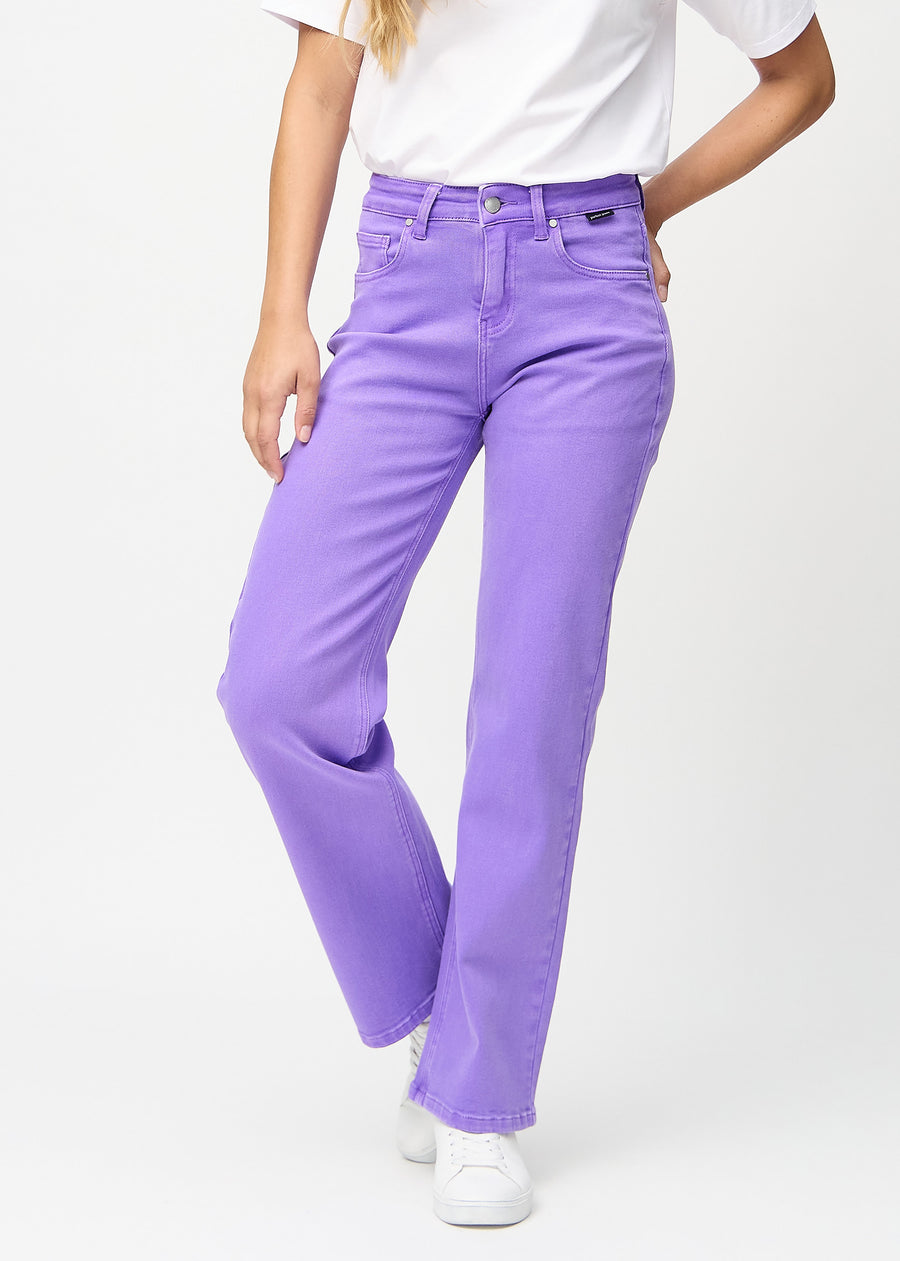 Loose jeans för kvinnor i lila, färgen Lavenders. Framifrån på en modell, med rymlig passform och vida ben.