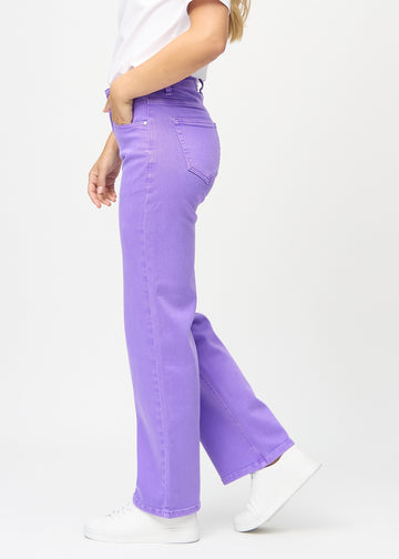 Loose jeans för kvinnor i lila, färgen Lavenders. Från sidan på en modell, med synlig lös passform.