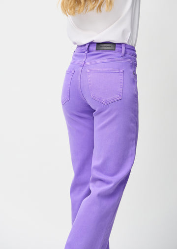 Loose jeans för kvinnor i lila, färgen Lavenders. Närbild bakifrån på en modell, som visar passform och detaljer.