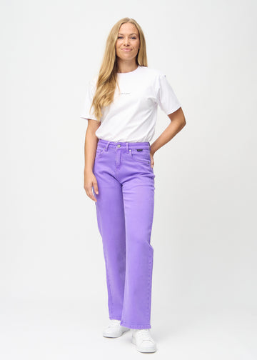 Loose jeans för kvinnor i lila, färgen Lavenders. Helbild av en modell som bär löst sittande jeans.