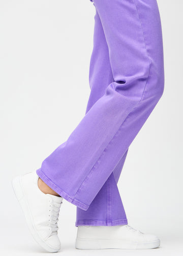 Loose jeans för kvinnor i lila, färgen Lavenders. Närbild vid anklarna på en modell, som visar de vida bensluten.