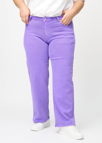 Loose jeans för kvinnor i lila, färgen Lavenders. Framifrån på en plus size-modell, med rymlig passform och vida ben.
