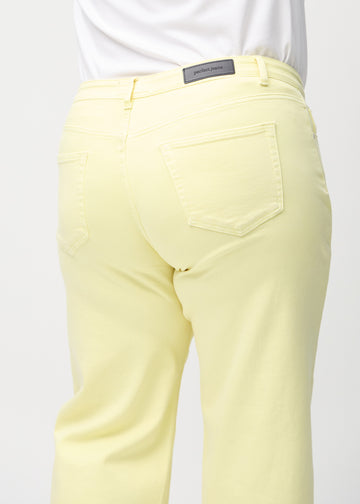 Loose jeans för kvinnor i ljusgul, färgen Lemonades. Närbild bakifrån på en plus size-modell, som visar passform och detaljer.