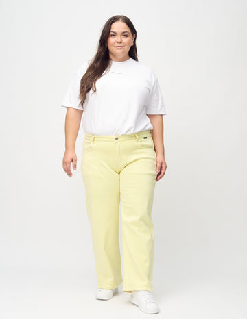 Loose jeans för kvinnor i ljusgul, färgen Lemonades. Helbild av en plus size-modell som bär löst sittande jeans.