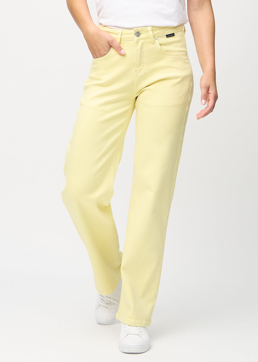 Loose jeans för kvinnor i ljusgul, färgen Lemonades. Framifrån på en modell, med rymlig passform och vida ben.