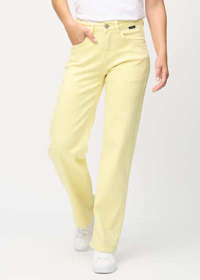 Ljusgula loose jeans, modellnamn Lemonades, som sitter löst med mycket vidd i benen, sedd framifrån.