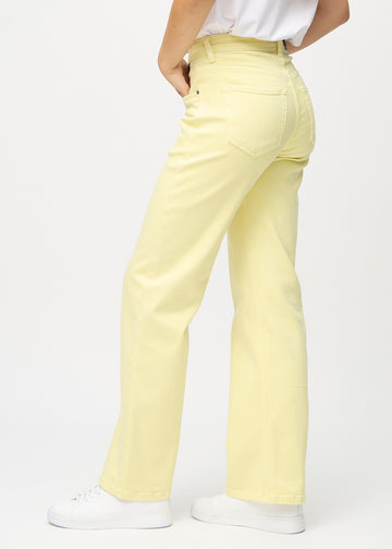Loose jeans för kvinnor i ljusgul, färgen Lemonades. Från sidan på en modell, med synlig lös passform.