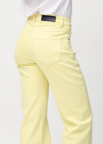 Loose jeans för kvinnor i ljusgul, färgen Lemonades. Närbild bakifrån på en modell, som visar passform och detaljer.