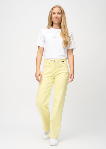 Loose jeans för kvinnor i ljusgul, färgen Lemonades. Helbild av en modell som bär löst sittande jeans.