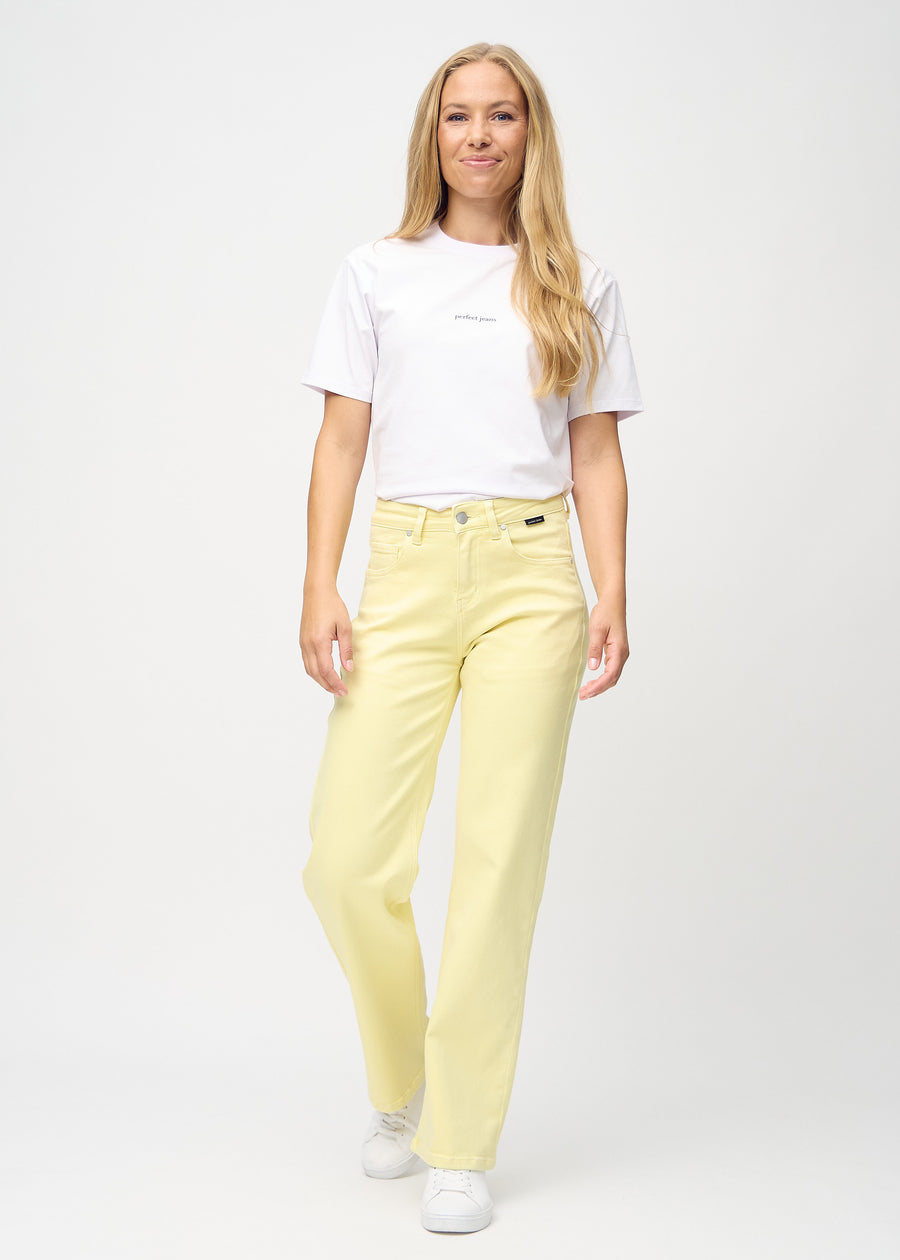 Loose jeans för kvinnor i ljusgul, färgen Lemonades. Helbild av en modell som bär löst sittande jeans.