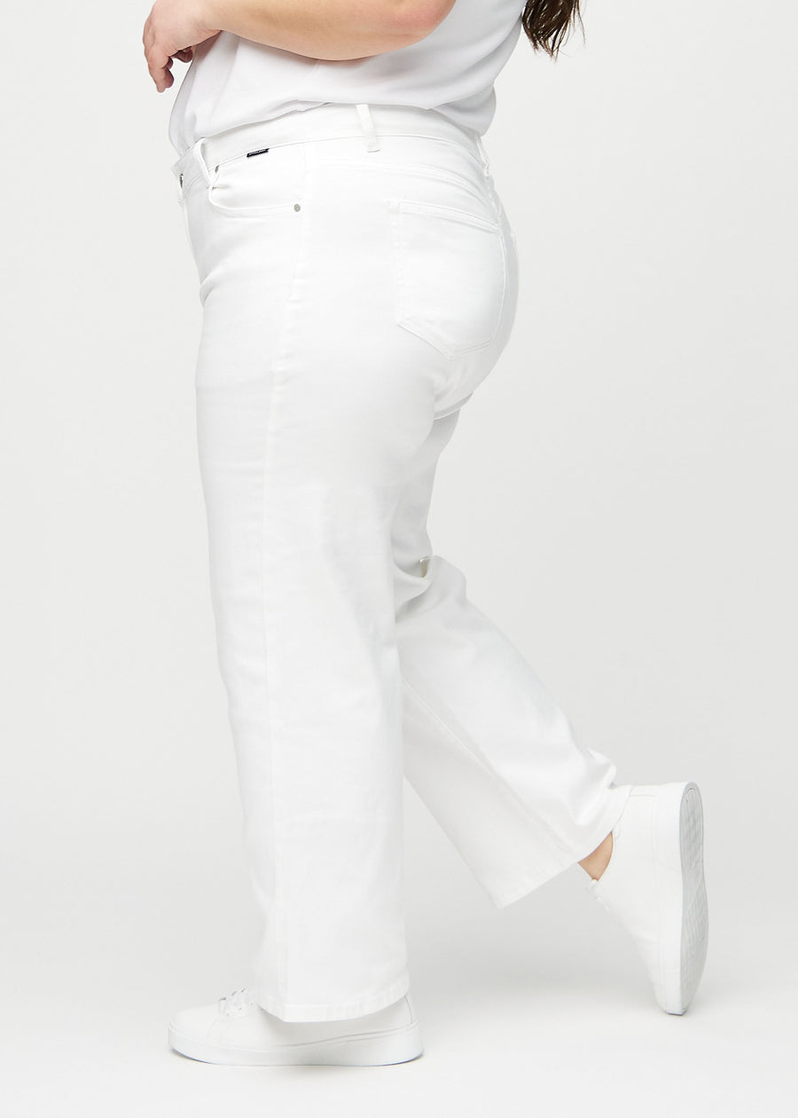 Loose jeans för kvinnor i vit, färgen Marguerites. Från sidan på en plus size-modell, med synlig lös passform.