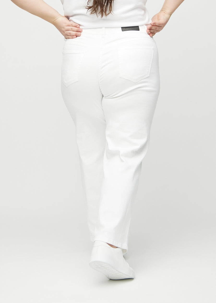 Loose jeans för kvinnor i vit, färgen Marguerites. Bakifrån på en plus size-modell, så att hela den lösa passformen syns.