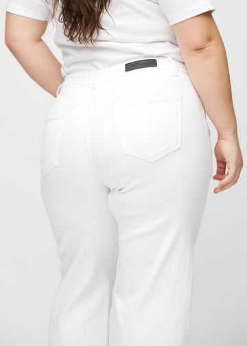 Loose jeans för kvinnor i vit, färgen Marguerites. Närbild bakifrån på en plus size-modell, som visar passform och detaljer.