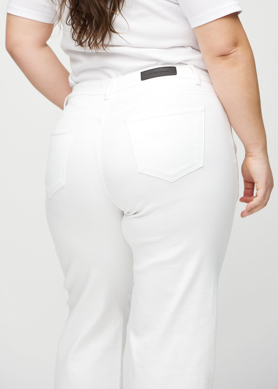 Loose jeans för kvinnor i vit, färgen Marguerites. Närbild bakifrån på en plus size-modell, som visar passform och detaljer.